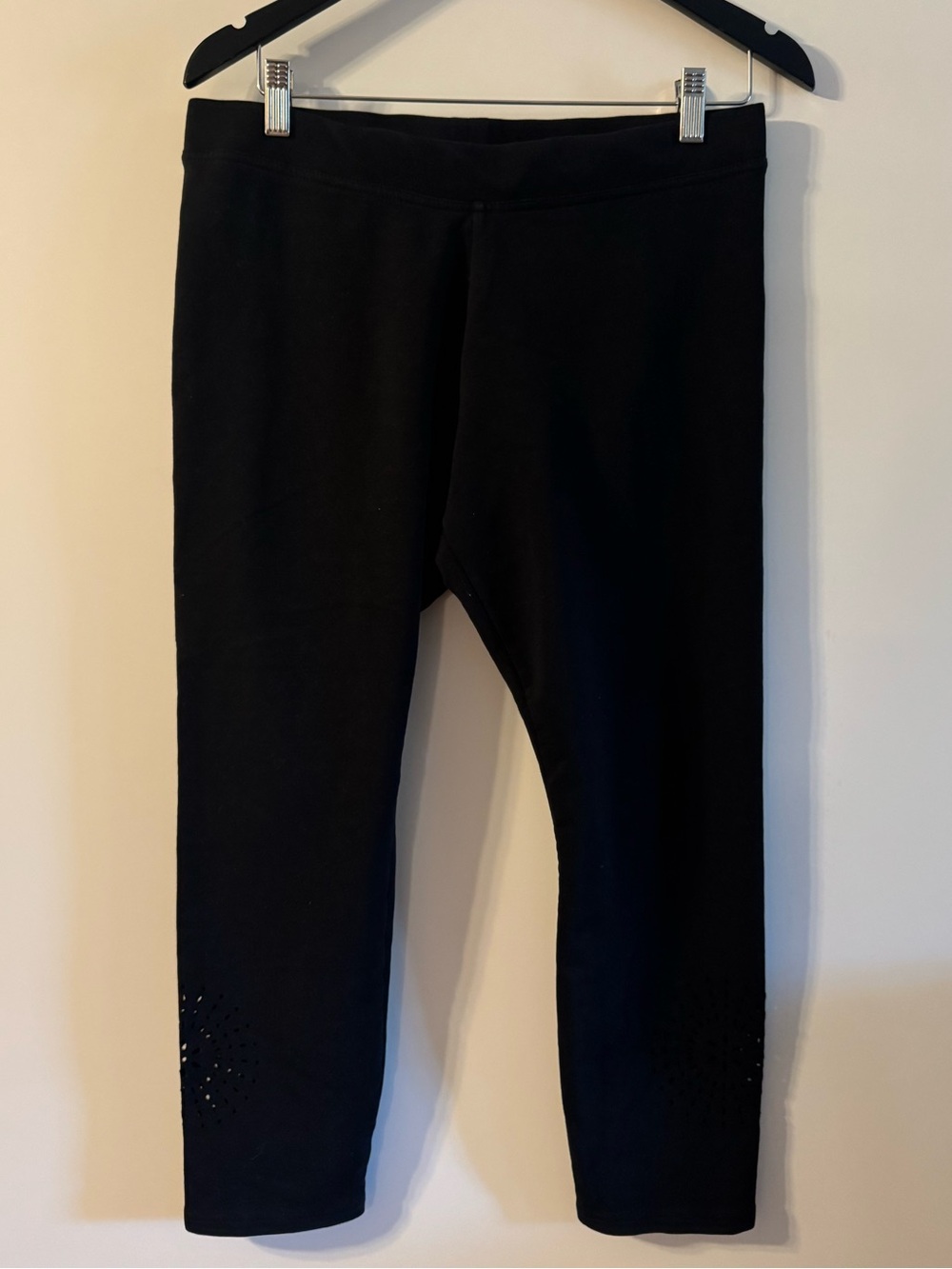 HUE Cutout Leggings in Black Size Large